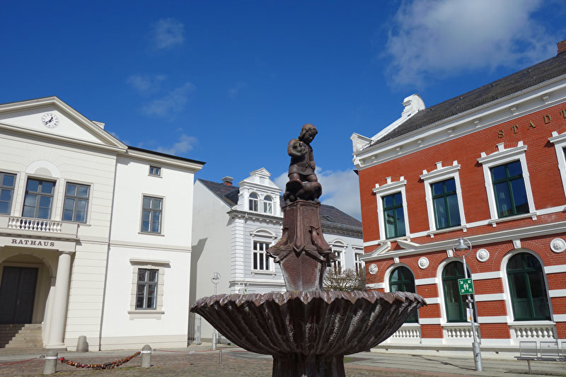 Marktplatz mit Rathaus und dem Gänselieselbrunnen in Bad Oldesloe